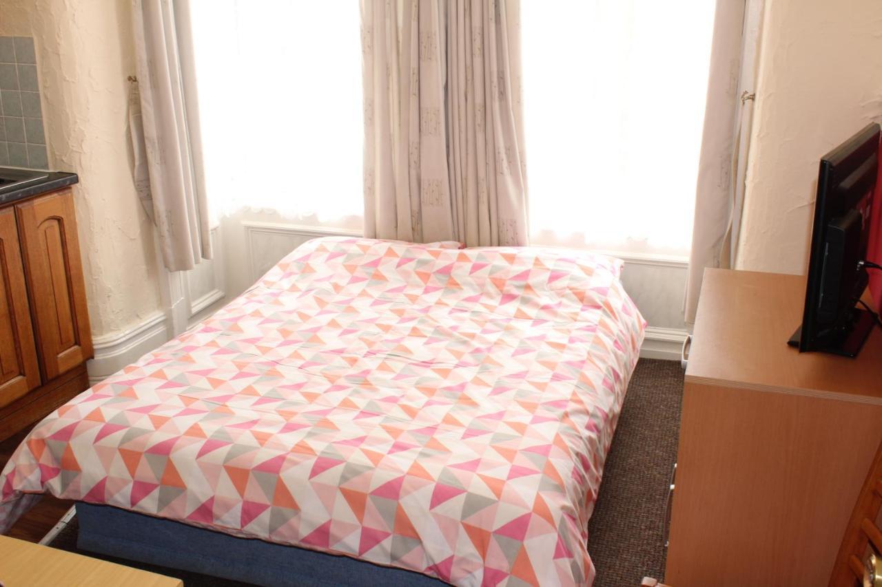 Lindisfarne Holiday Apartments - Families & Couples Only Blackpool Bagian luar foto